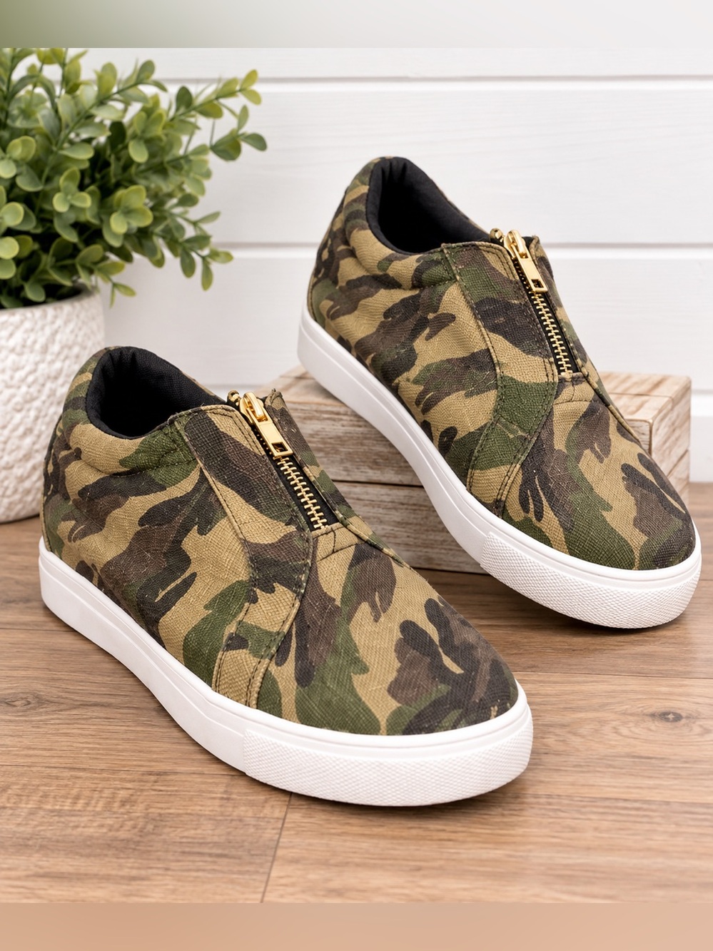 💚 Camo Zip Front Slip-On Sneakers Size 5.5 Gold Zipper Casual Shoes
